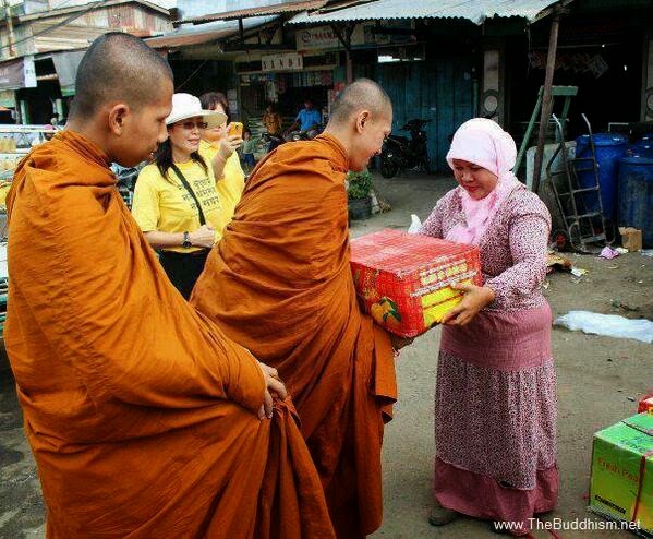 Meski marah dengan Wirathu, umat Islam tetap berbuat baik kepada para biksu Budha